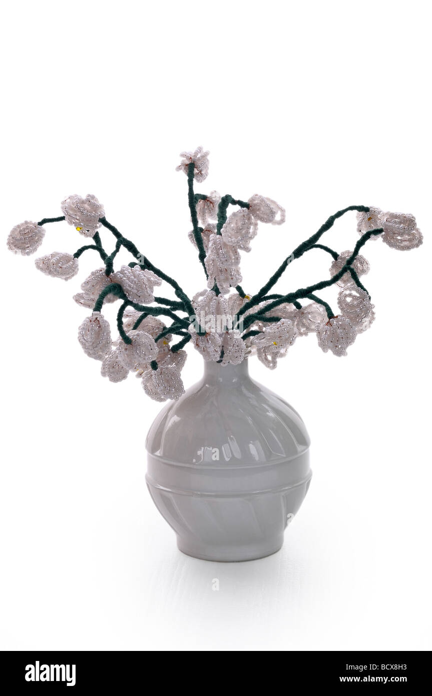 Artículo artesanal: jarrón con flores de perlas de vidrio y alambre. Bud  White Fotografía de stock - Alamy