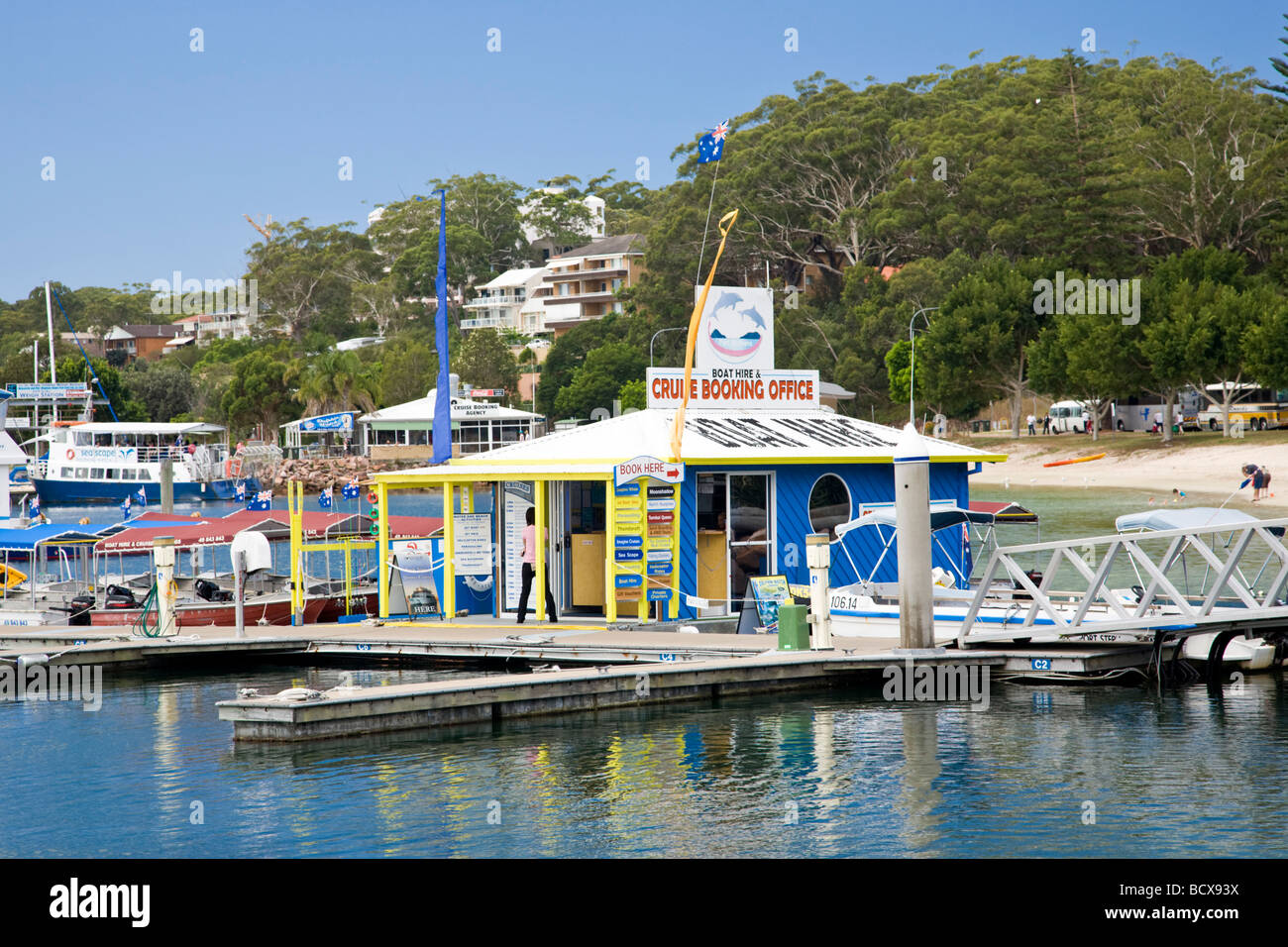 Oficina de reserva de crucero en la Bahía Nelson Port Stephens Australia Foto de stock