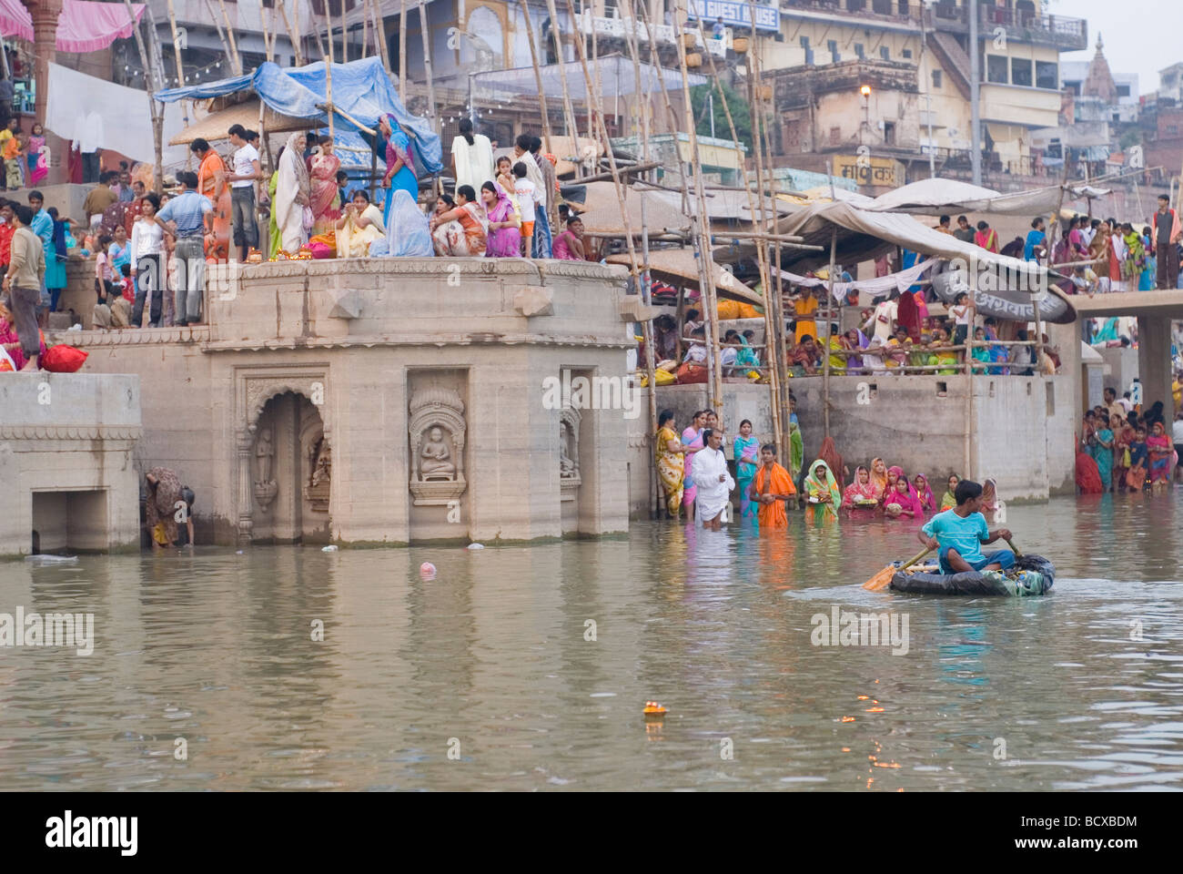 Las personas bañarse en el río Ganges. Varanasi, India. Foto de stock