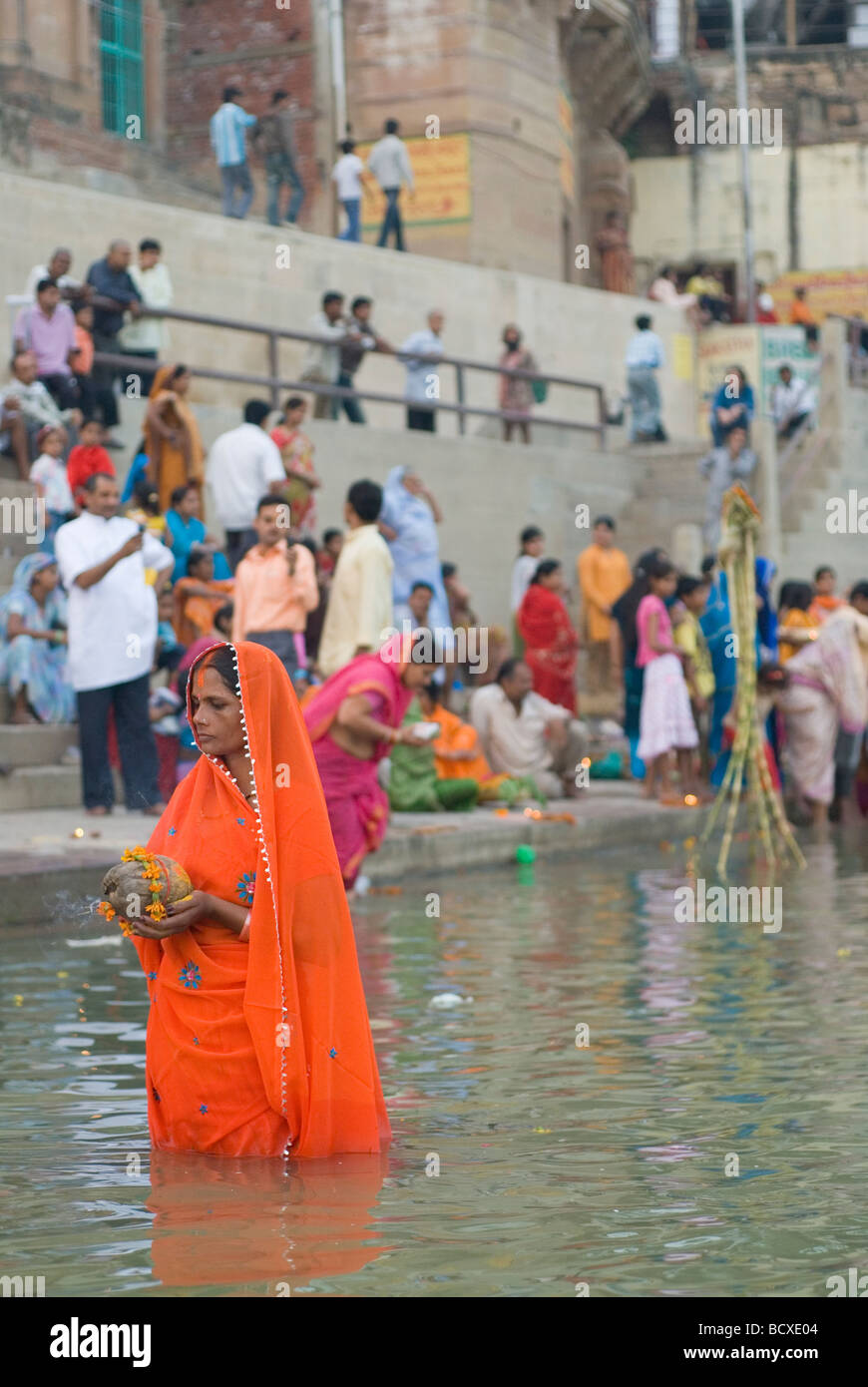 Las personas bañarse en el río Ganges. Varanasi, India. Foto de stock
