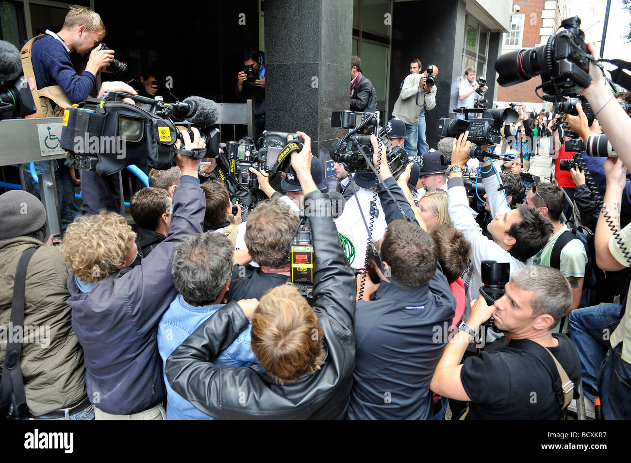 Los fotógrafos rodean Amy Winehouse como ella aparece en la Corte de Magistrados de Westminster, el 23 de julio de 2009 Foto de stock