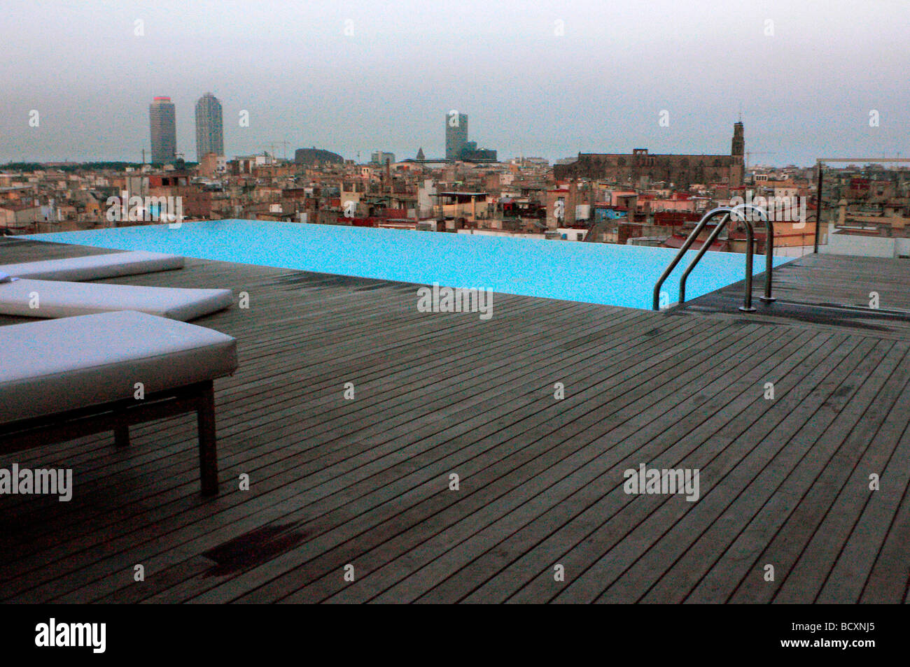 Piscina en el tejado de un hotel, Barcelona, España Foto de stock