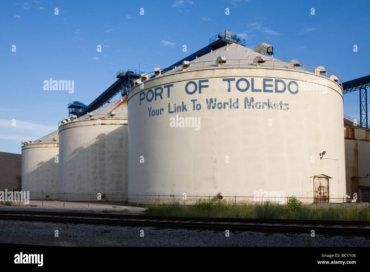 Silos en el puerto de Toledo Ohio Foto de stock
