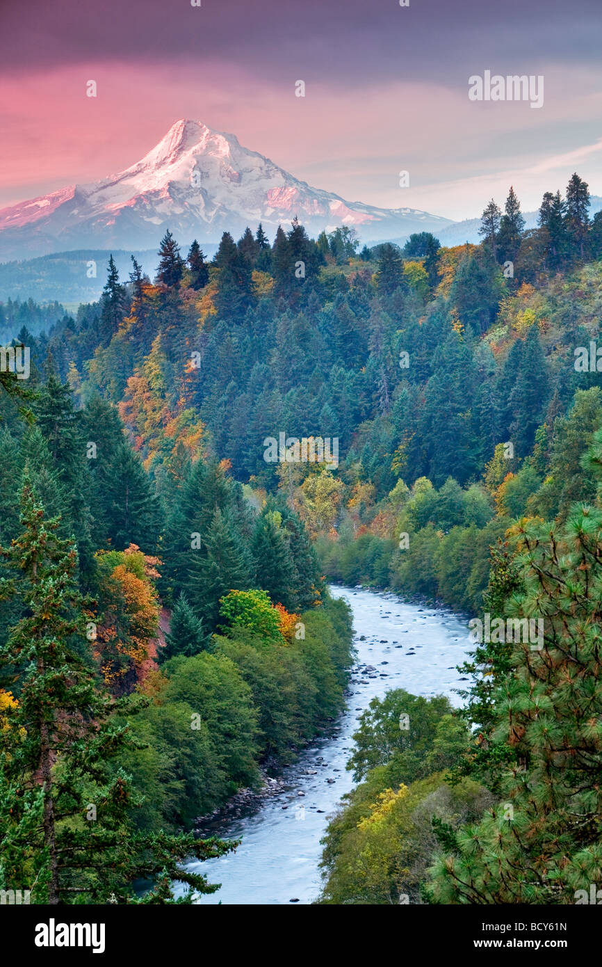 Vista de Mt capó y Río con color en el otoño Oregon Foto de stock