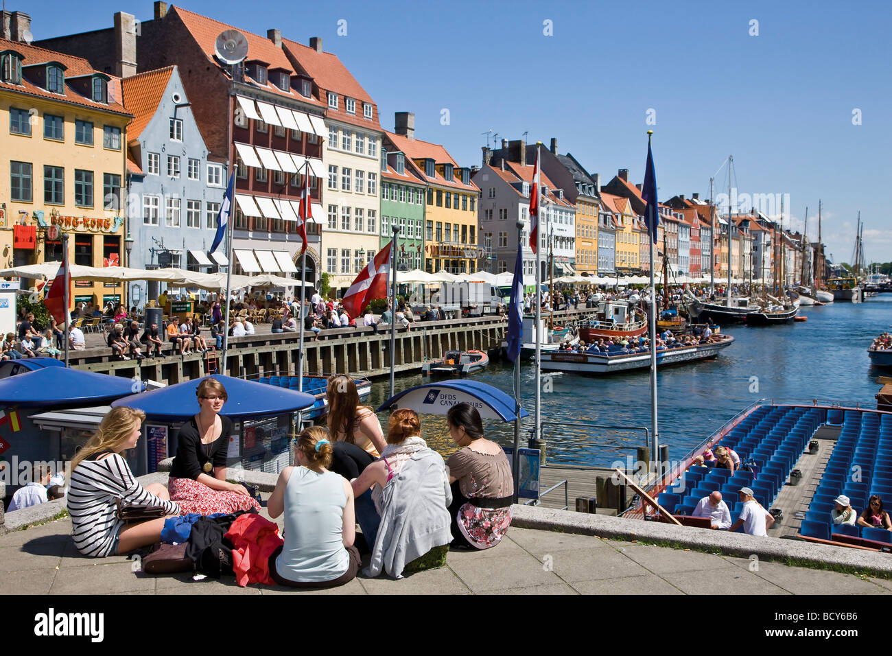 Los turistas relajarse en Nyhavn, Copenhague, Dinamarca Foto de stock