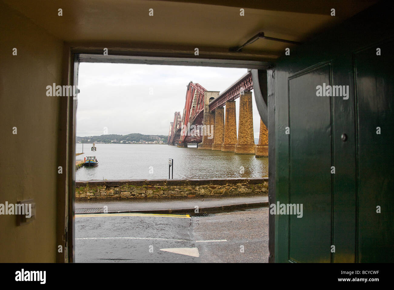El Forth Bridge es un puente de ferrocarril en voladizo sobre el Firth of Forth Foto de stock