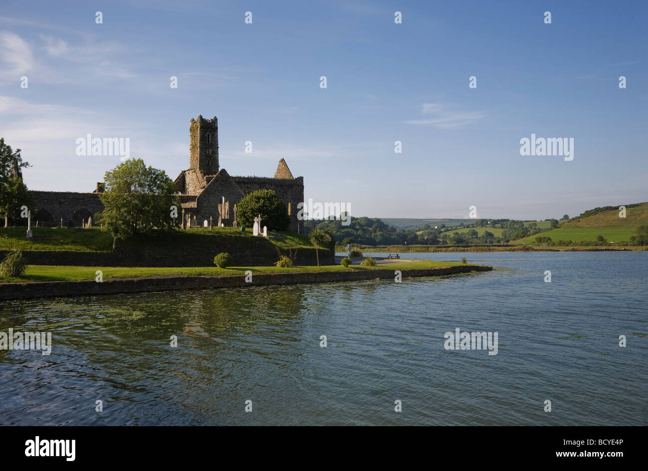 La Abadía de Timoleague del siglo XIV en el borde de la Bahía, Timoleague Courtmacsharry, Condado de Cork, Irlanda Foto de stock