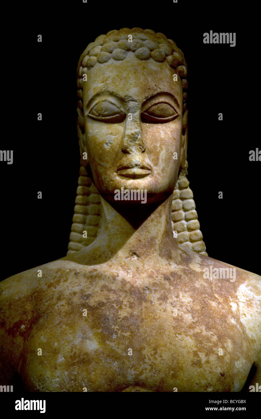 Estatua de una arcaica figura en Kerameikos Museum Atenas Grecia Foto de stock