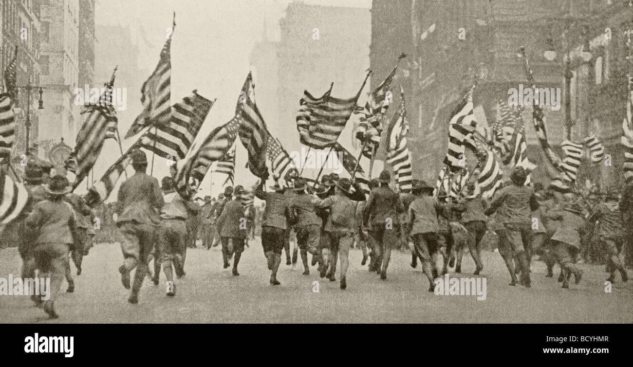Una manifestación de los Boy Scouts en la Quinta Avenida de Nueva York después de la declaración de guerra de Estados Unidos en Alemania en 1917. Foto de stock