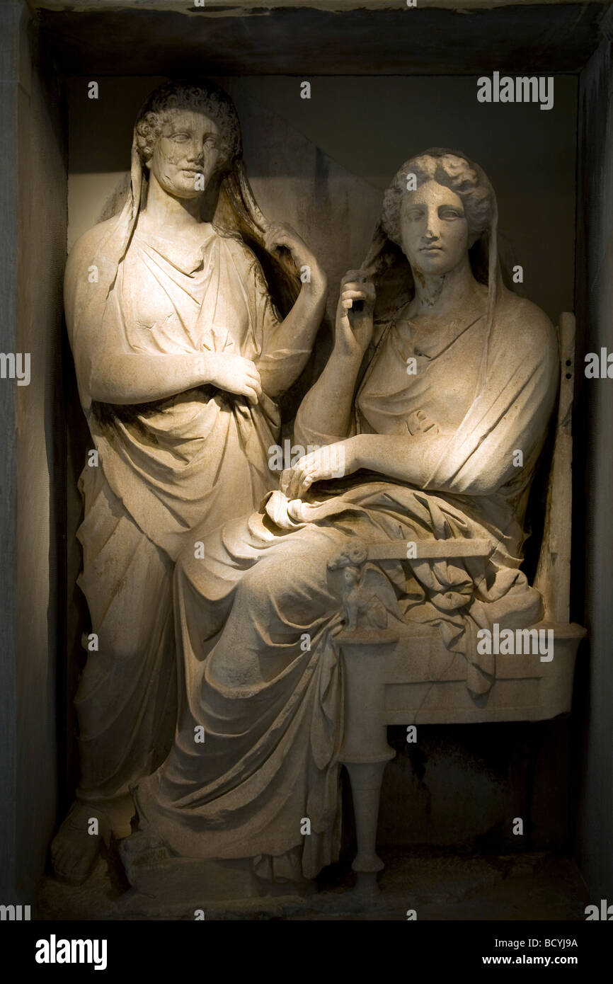 Estatua de Pamphile [asentado] y su hermana Demetria en el Kerameikos Museum Atenas Grecia Foto de stock