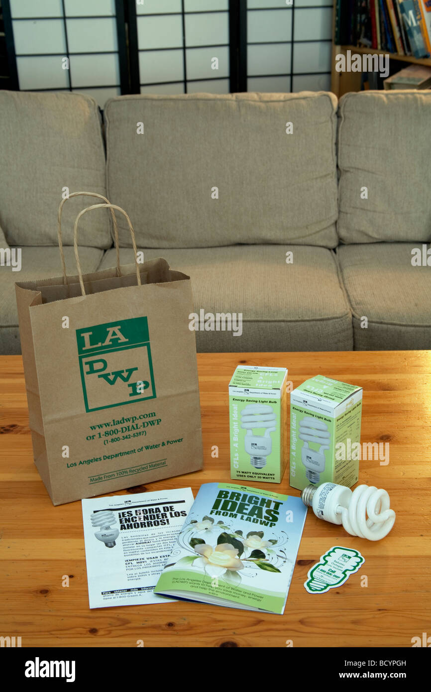 Los Ángeles, Departamento de Agua y Energía ( LADWP ) distribuye gratuitamente dos bombillas fluorescentes compactas (CFL) Foto de stock