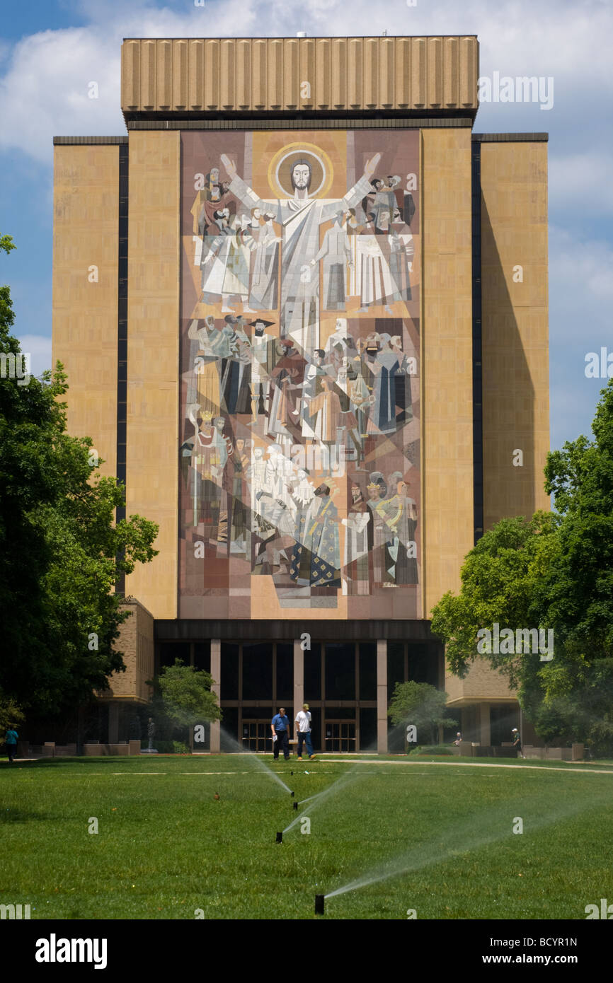 Mural cerca del estadio de fútbol en la Universidad de Notre Dame se
