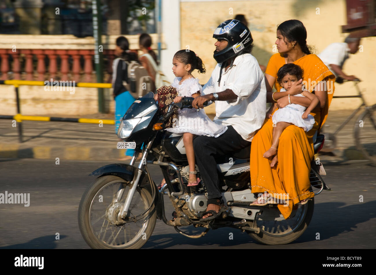 una-familia-india-en-una-moto-en-la-india-ratan-tata-ha-dicho-viendo-todo-sobre-una-bicicleta-famiies-fue-su-inspiracion-para-el-nano-bcyt89.jpg