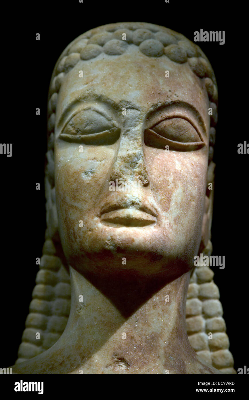 Cabeza de una arcaica figura en Kerameikos Museum Atenas Grecia Foto de stock