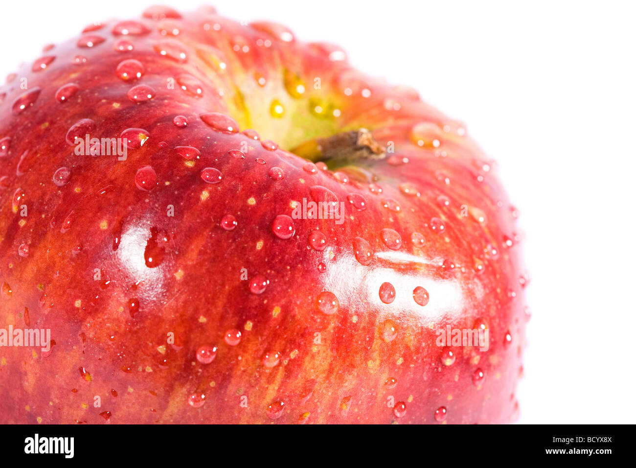 Manzana roja con gotas de agua Isolaed sobre blanco Foto de stock