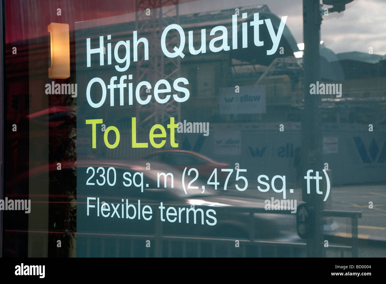 Oficinas de alta calidad para que firmen en la ventana de un edificio de oficinas vacantes en Dublín, República de Irlanda Foto de stock