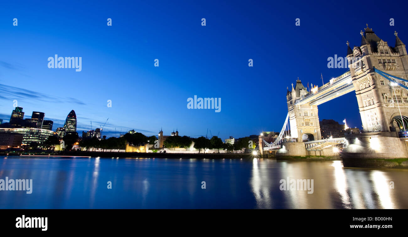 Amplio ángulo de disparo del Tower Bridge y la ciudad de Londres de noche Foto de stock