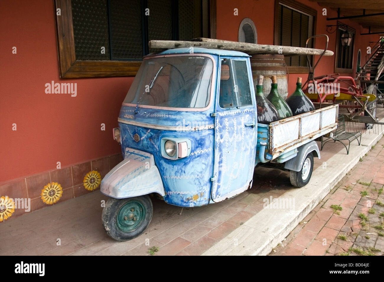 Piaggio Ape vieja furgoneta para el transporte de vino Foto de stock