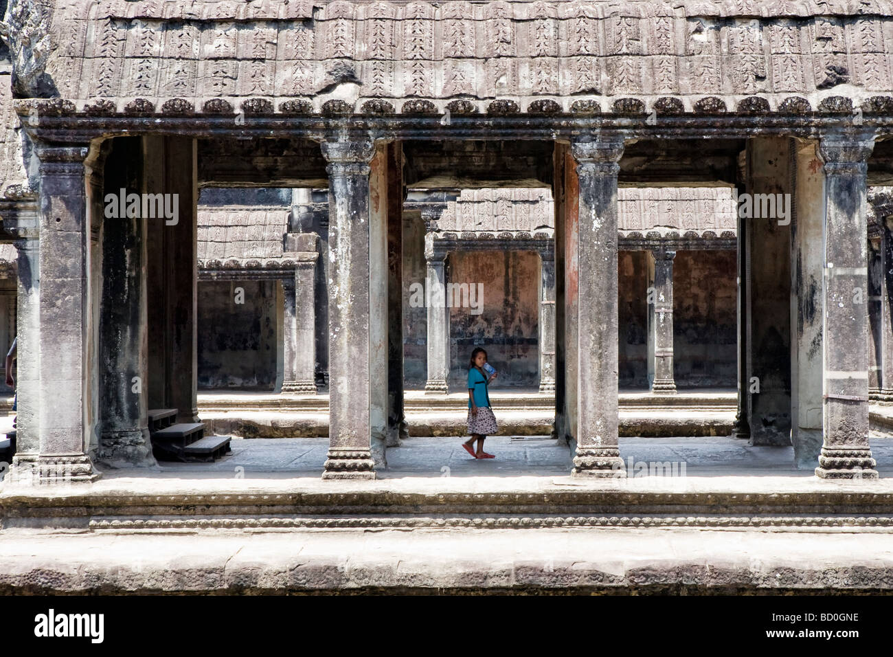 Niños pequeños dentro del complejo del templo de Angkor Wat en Camboya Foto de stock