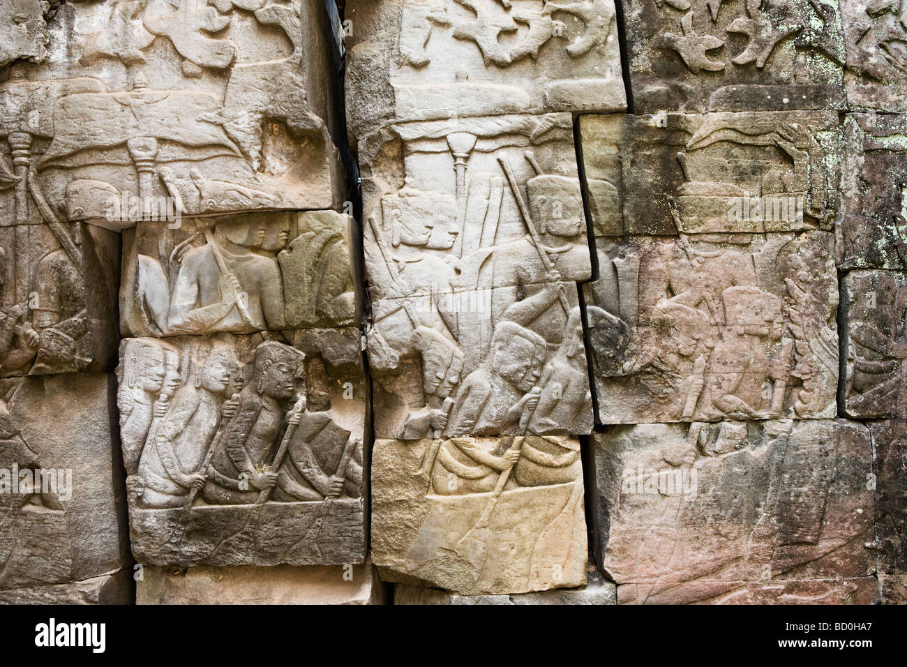 Diseños tallados en bajorrelieve en un templo de Angkor en Camboya Foto de stock