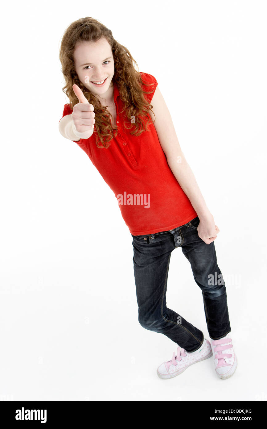Longitud total retrato de joven dando pulgares arriba Foto de stock