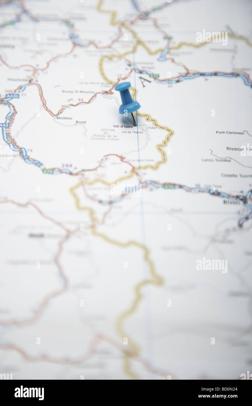Chinchetas marcando las ubicaciones en un mapa del mundo Fotografía de  stock - Alamy