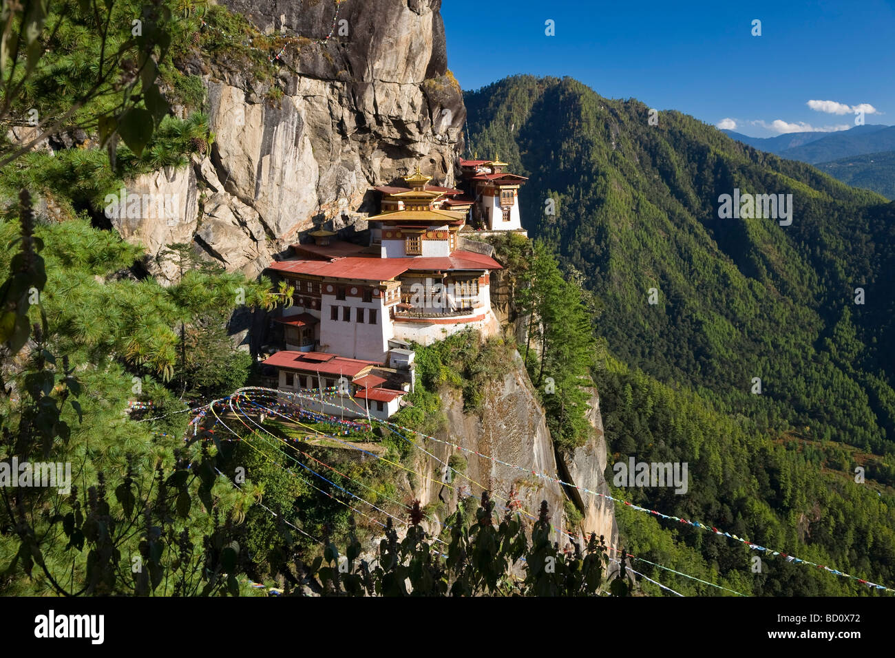 Monasterio de Taktsang Dzong o los tigres nido construido en el siglo VIII Paro Bhután Foto de stock
