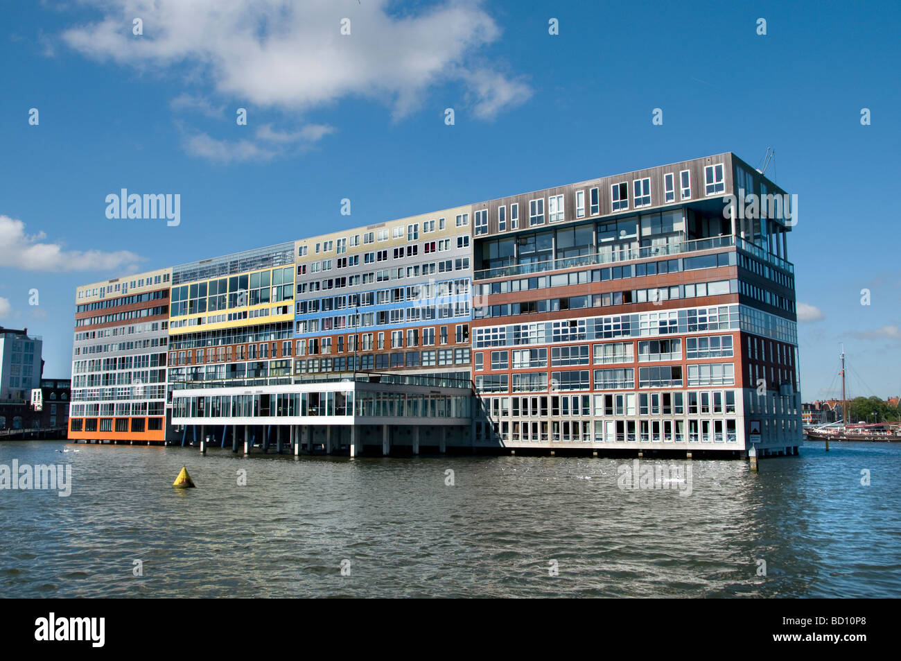Amsterdam, Países Bajos la arquitectura moderna Apartamentos en Westerdoksdijkand entre Oude Houthaven IJ y puerto de canal Foto de stock