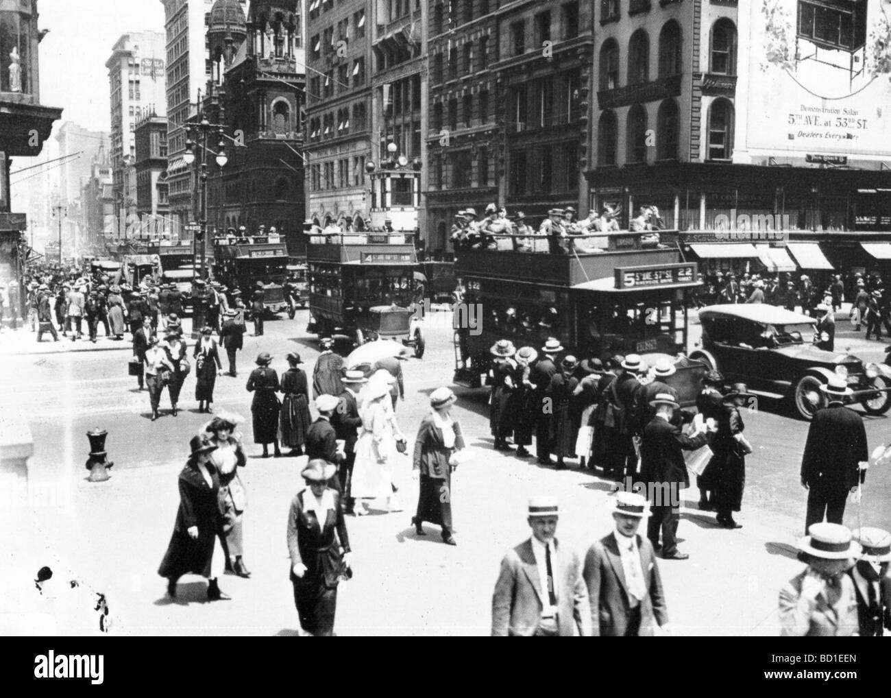 Nueva York 1920 - esquina de la quinta avenida y la Calle 42 con el antiguo templo Emanu El en el fondo Foto de stock