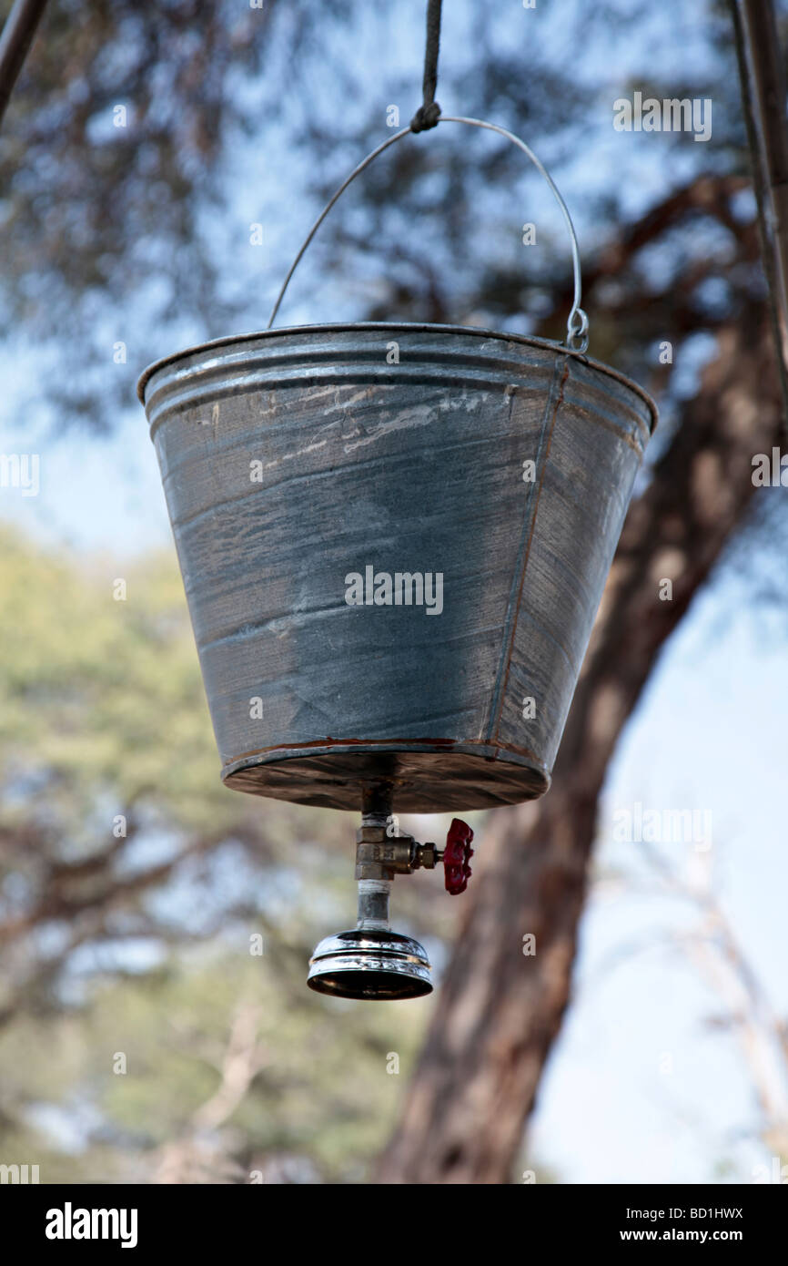 Bucket shower fotografías e imágenes de alta resolución - Alamy