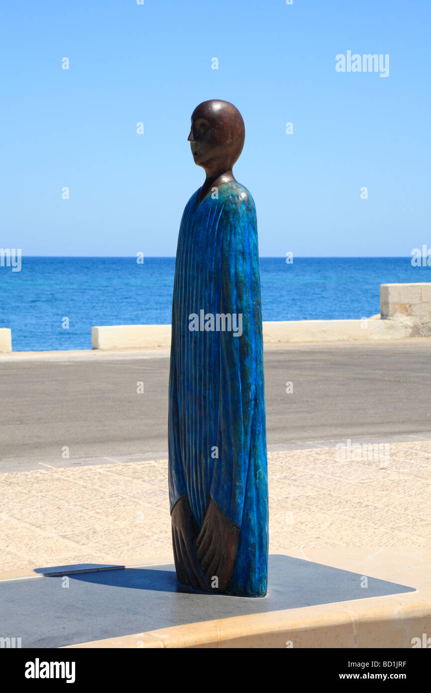 Estatua en el paseo marítimo, Savelletri, Puglia, Italia. Foto de stock