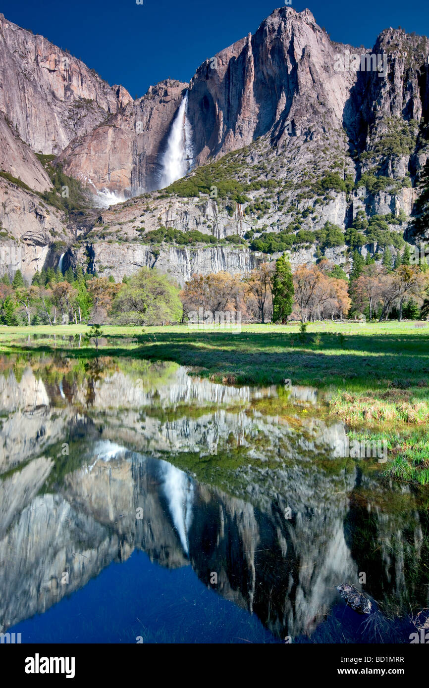Cataratas de Yosemite reflejado en piscina de agua al Parque Nacional de Yosemite California Foto de stock