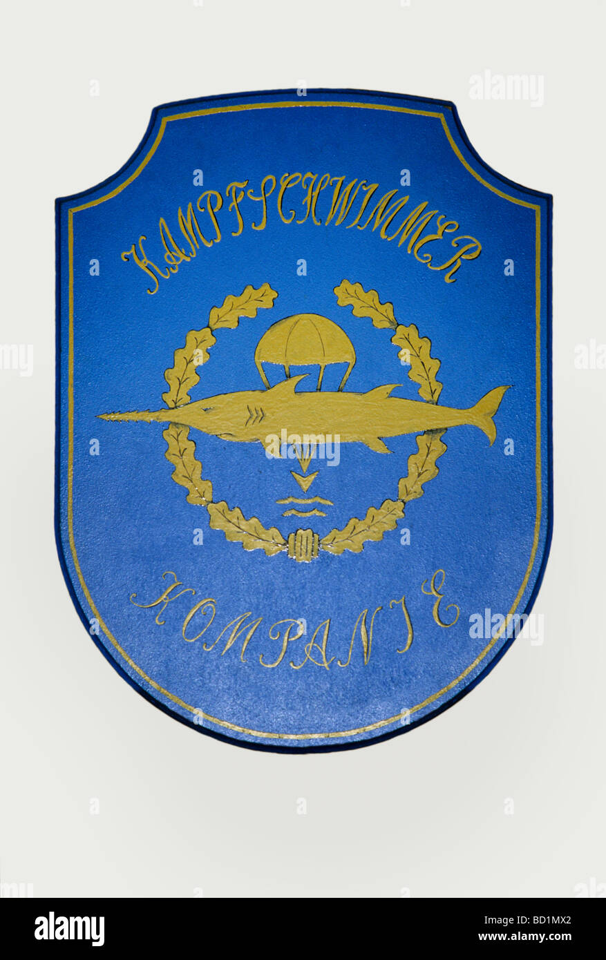 Escudo de armas de las fuerzas especiales alemanas 'Kampfschwimmerkompanie' con el paracaídas y el pez sierra, Eckernfoerde, Schleswig Holstein Foto de stock