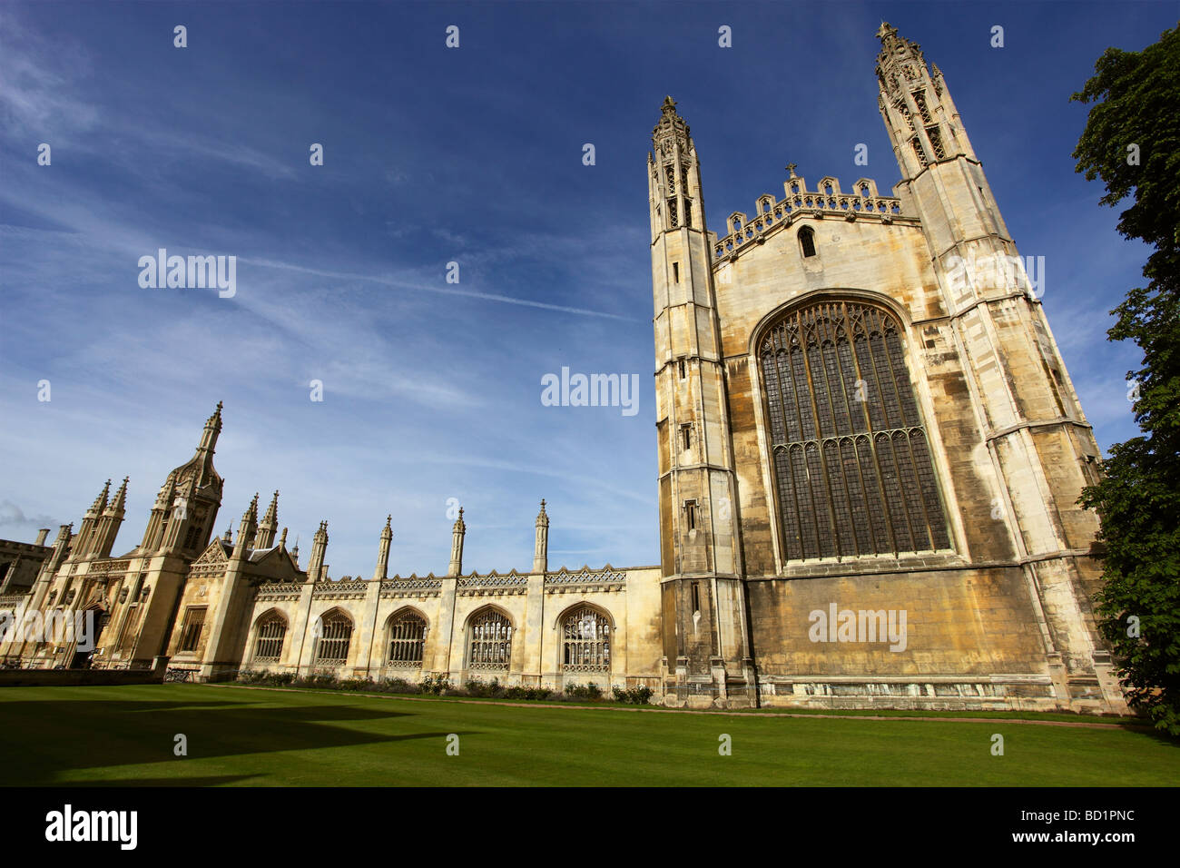 La entrada y la Capilla de King's College de Cambridge Foto de stock