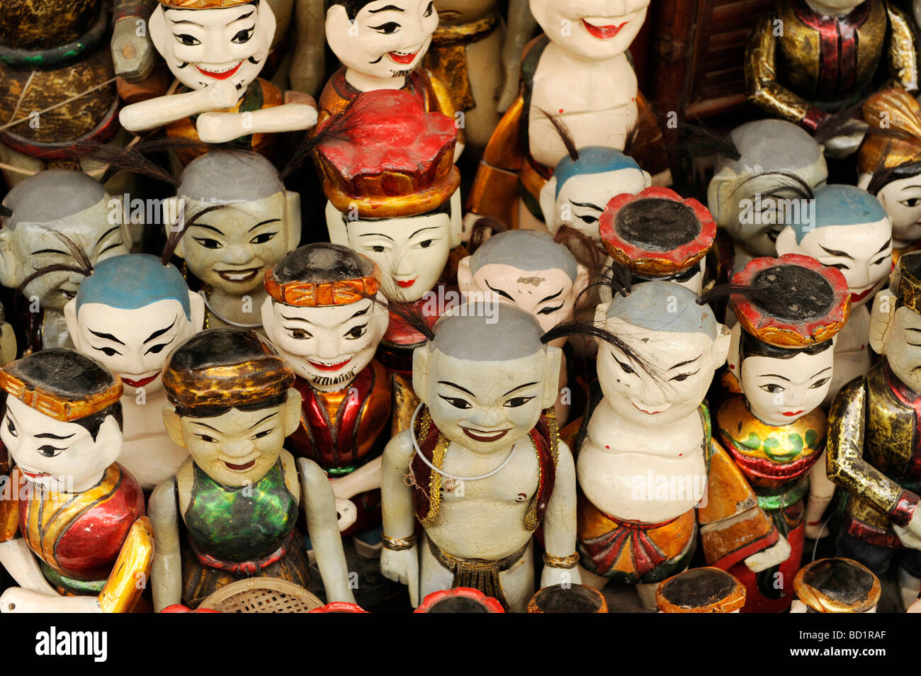 Muñecos de yeso vietnamita para la venta en la tienda de regalos en el  barrio antiguo de Hanoi, Vietnam Fotografía de stock - Alamy