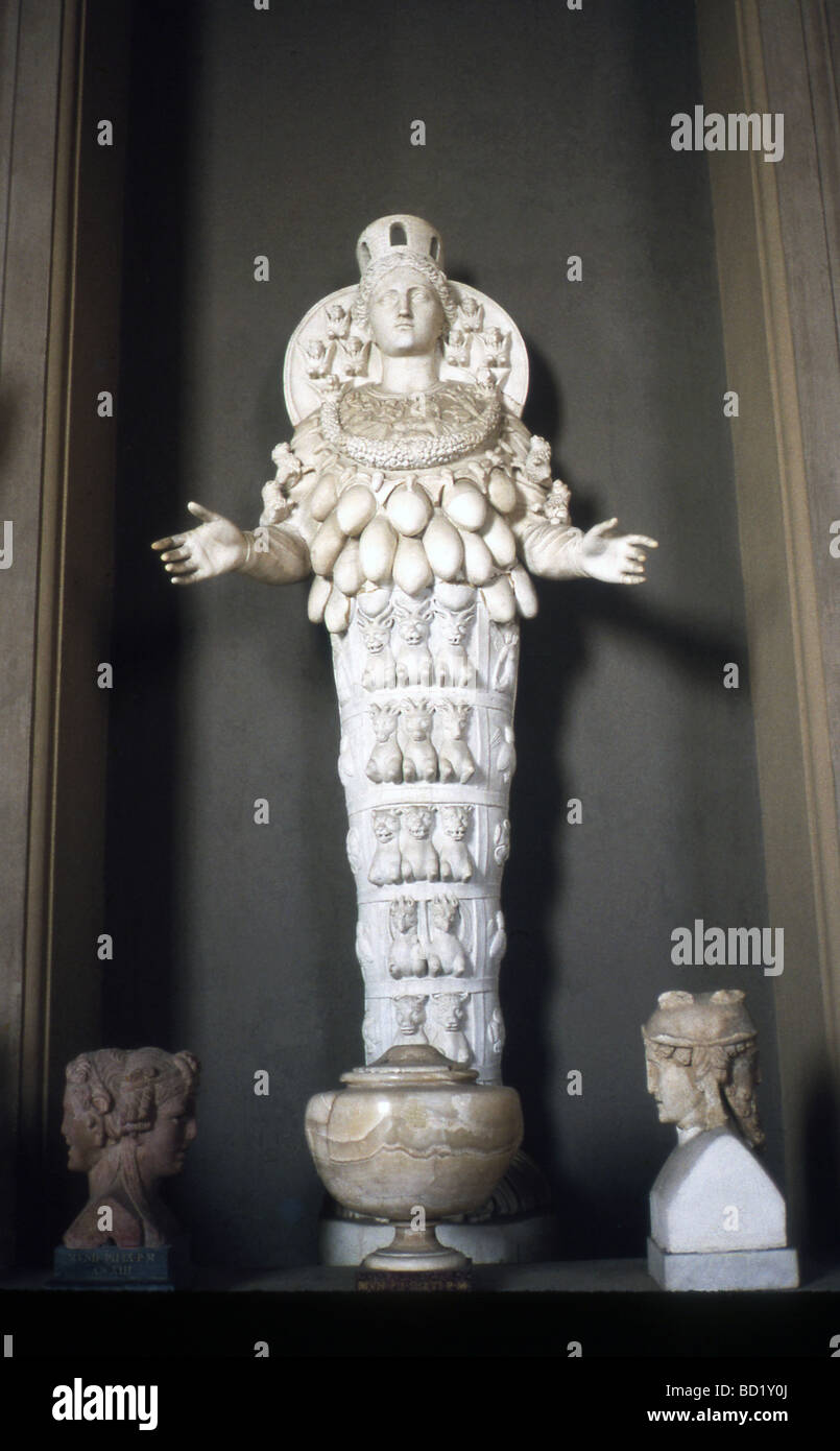 Esta esculpida estatua de culto de la diosa griega Artemisa (Diana para los romanos) es desde Éfeso en Turquía. Foto de stock