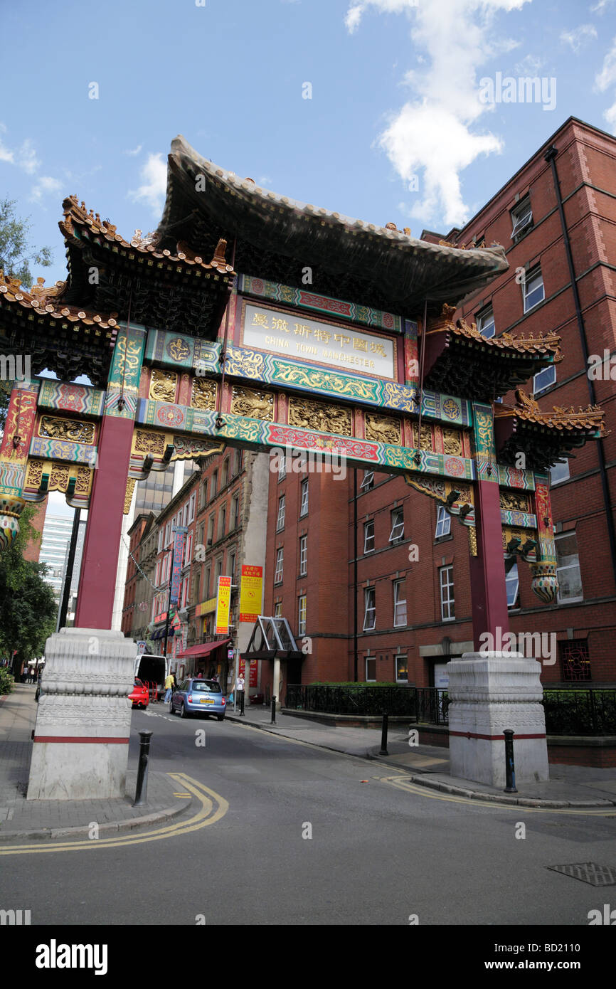 Arco imperial chino sobre faulkner street marcando la entrada a China town manchester uk Foto de stock