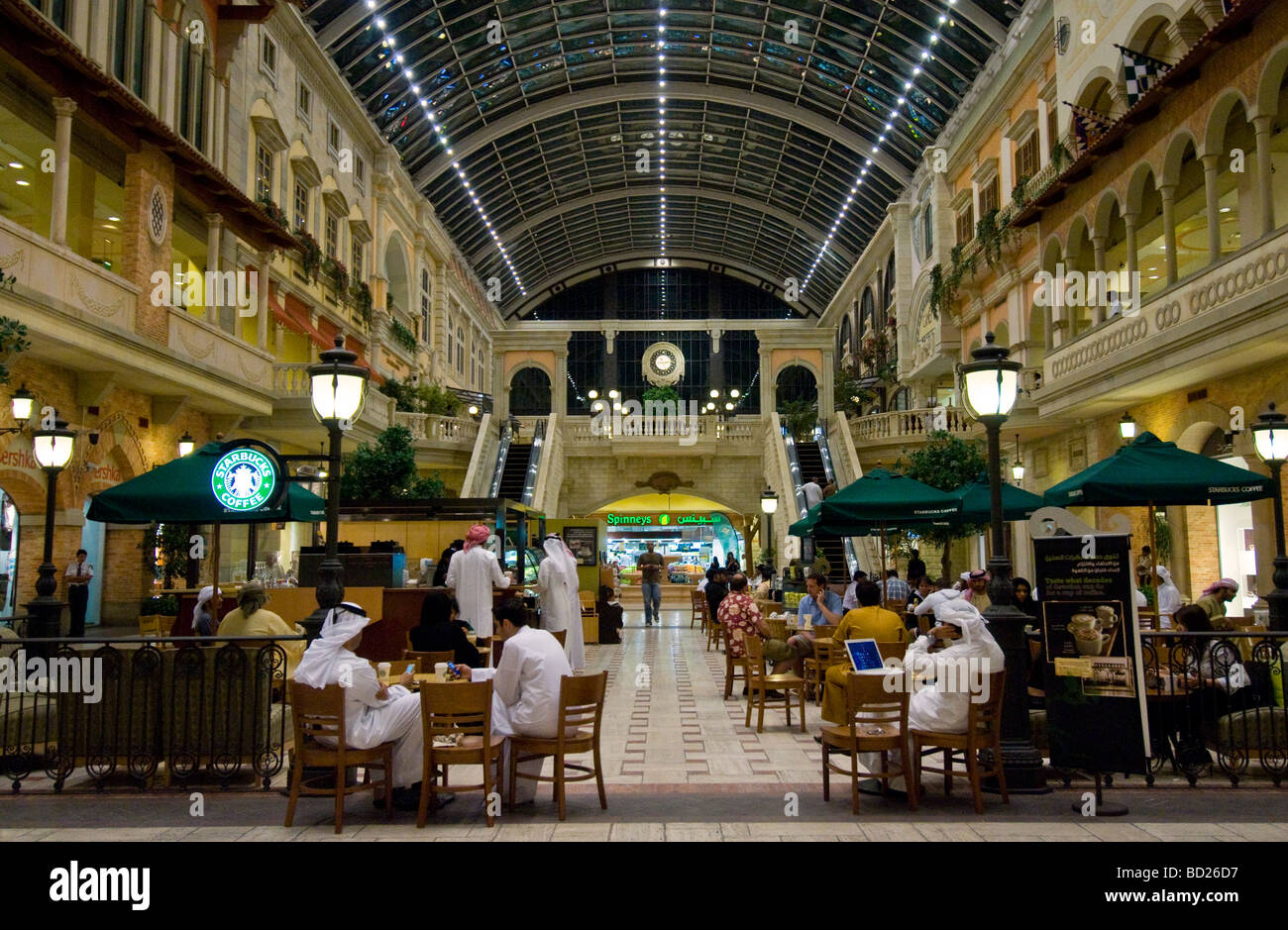 Dubai cafe fotografías e imágenes de alta resolución - Alamy