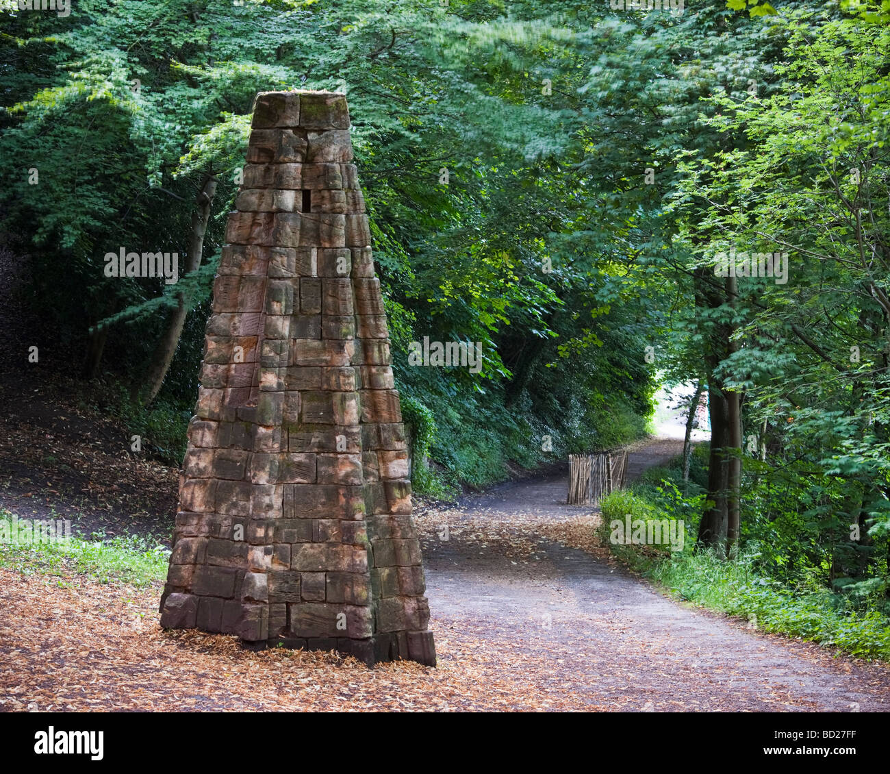 La escultura de piedra conocido como revelar creada por Richard Cole y instalado cerca del puente Prebends en Durham, Inglaterra Foto de stock