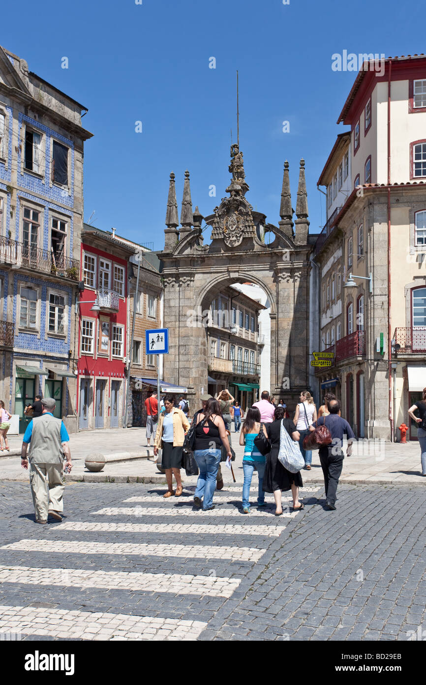 Arco da Porta Nova Gate en Braga, Portugal. Un arco monumental barroco  construido en el siglo XVIII para ser la puerta principal de la ciudad  Fotografía de stock - Alamy