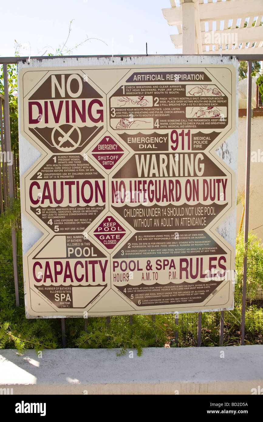 Señalizada con normas de seguridad y precauciones para el uso de la piscina. Foto de stock