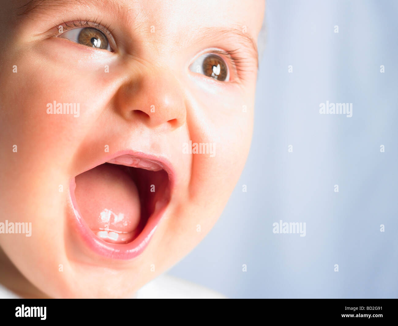 Mãe Ajuda Um Bebê Recém Nascido a Sentar. Criança Gritando Na Sala De Jogos  Em Um Chão De Espuma Mole Foto de Stock - Imagem de gritar, casa: 215291796