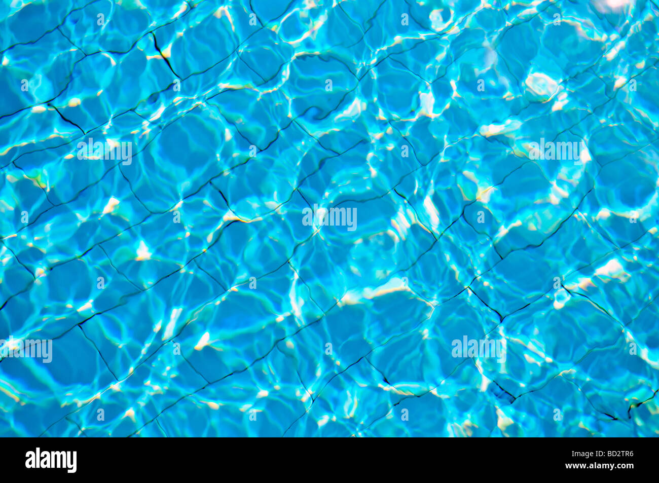 El agua de la piscina tropical con sol reflejo Foto de stock