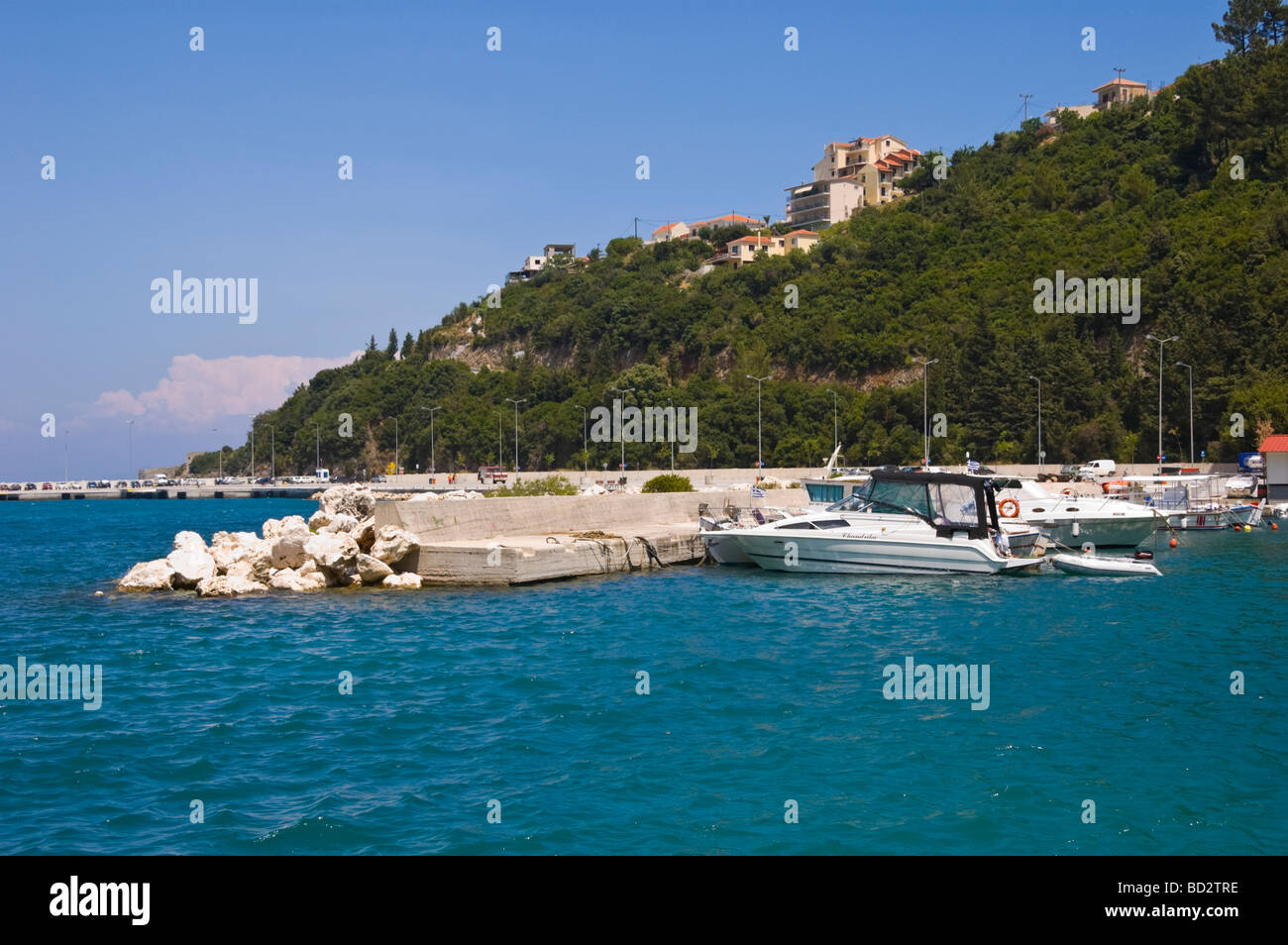 Vistas al puerto de Poros con la pesca local y el placer del ocio Mediterráneo griego barcos en la isla de Kefalonia Grecia GR Foto de stock