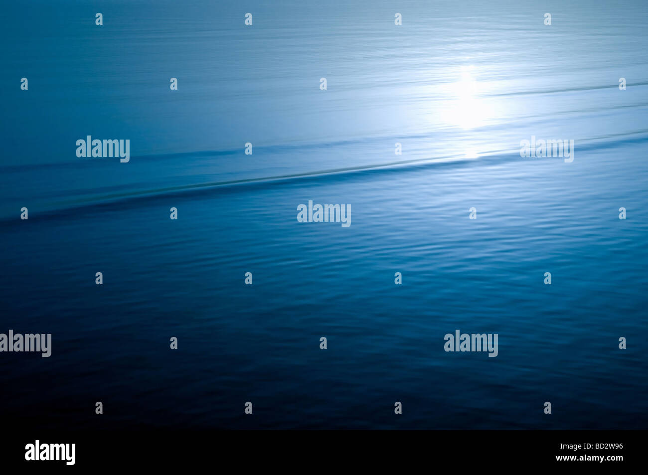 Mar Pacífico superficie de agua con la luz del sol la reflexión Foto de stock
