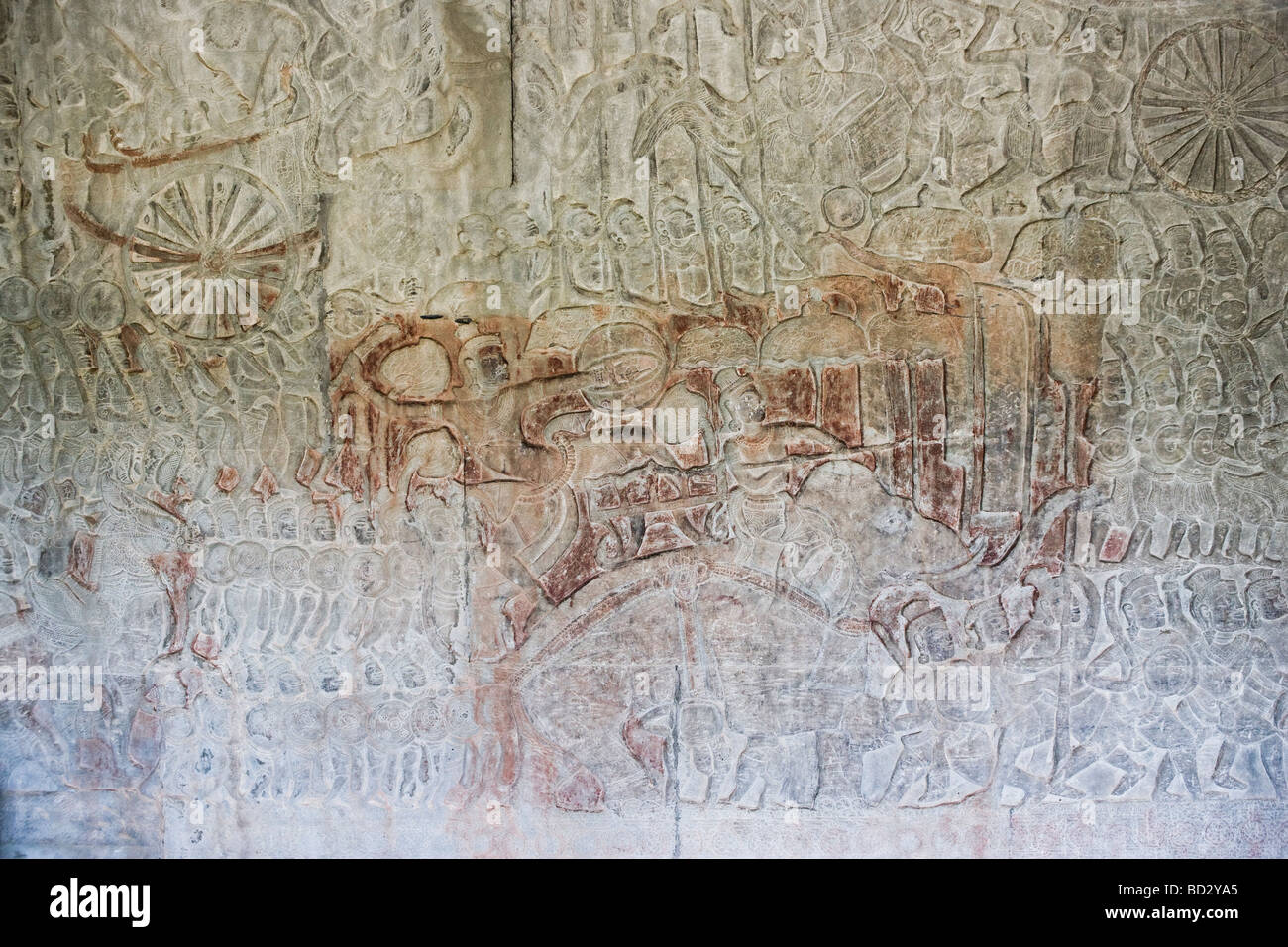 Diseños tallados en bajorrelieve en un templo de Angkor en Camboya Foto de stock