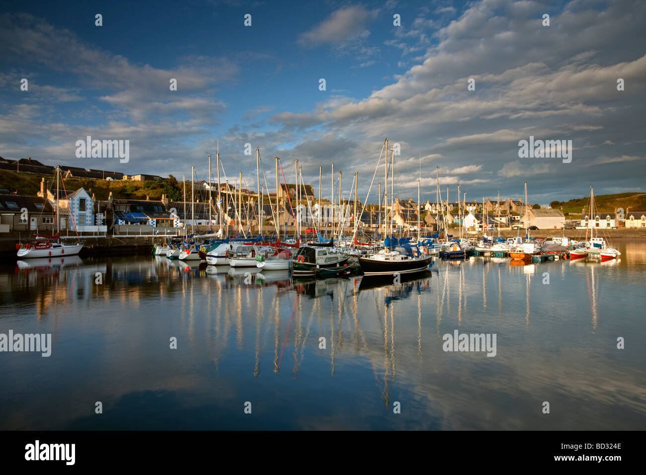 Alba Luz y aguas tranquilas en Findochty Harbour en el Moray Firth en Escocia, Reino Unido Foto de stock