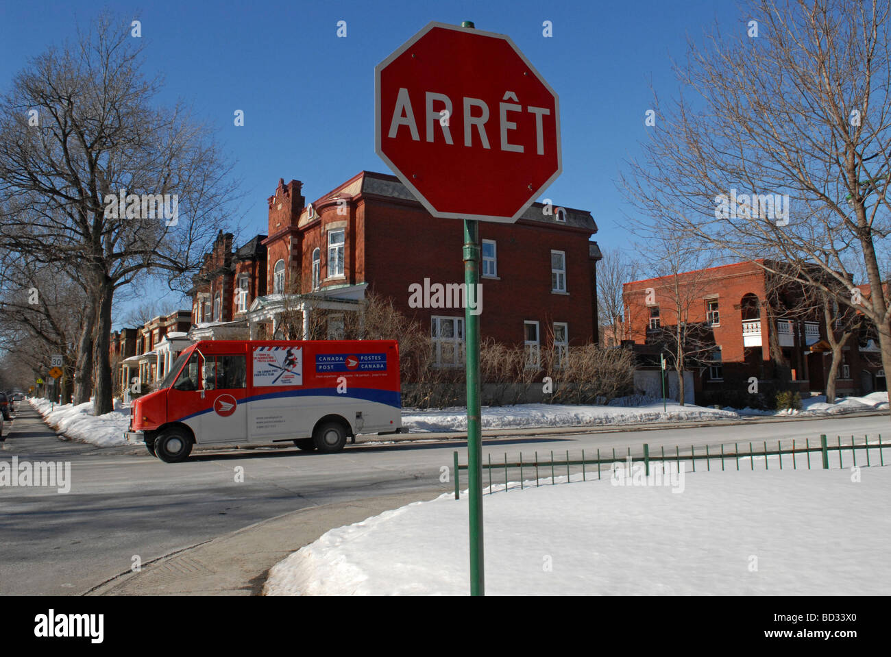 Canadá postal francés carretilla delante de la señal de stop, Montreal