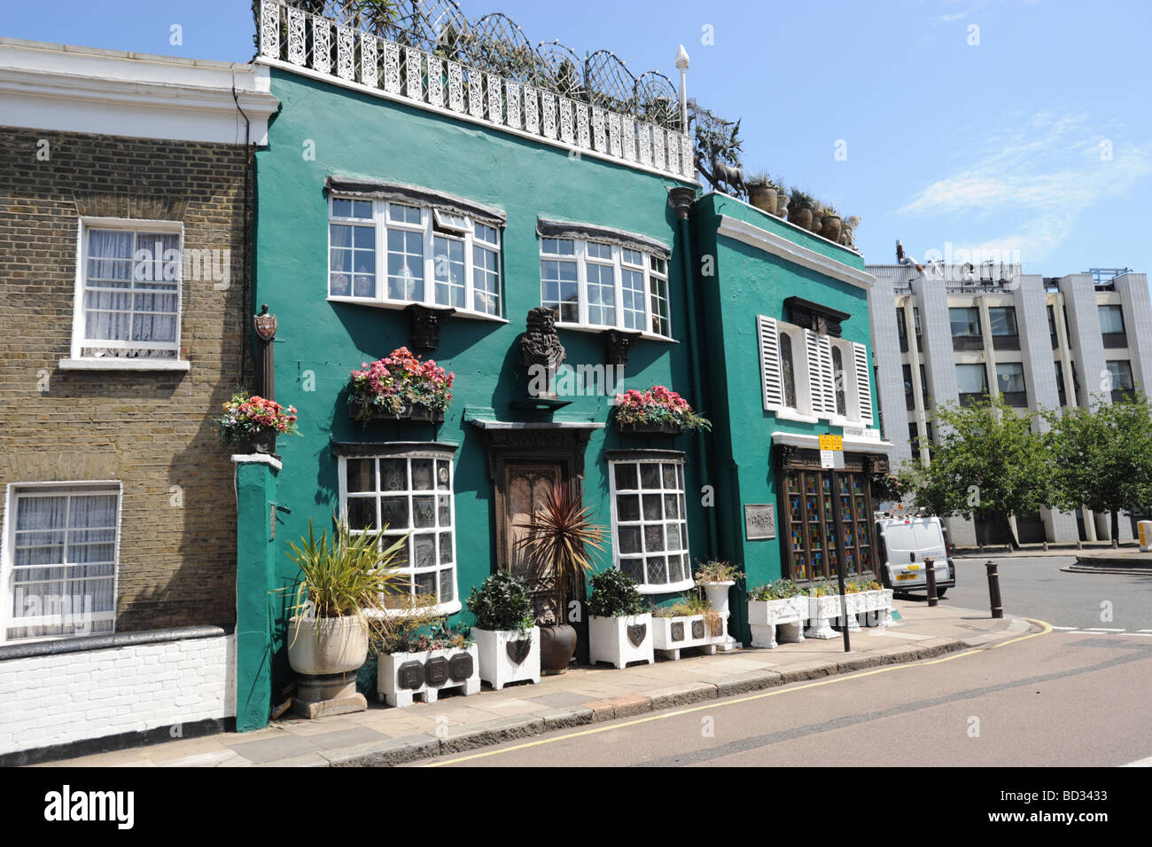 Un extraordinariamente decorada casa sobre la calle Milman justo fuera del Chelsea, Londres Kings Road. Foto de stock