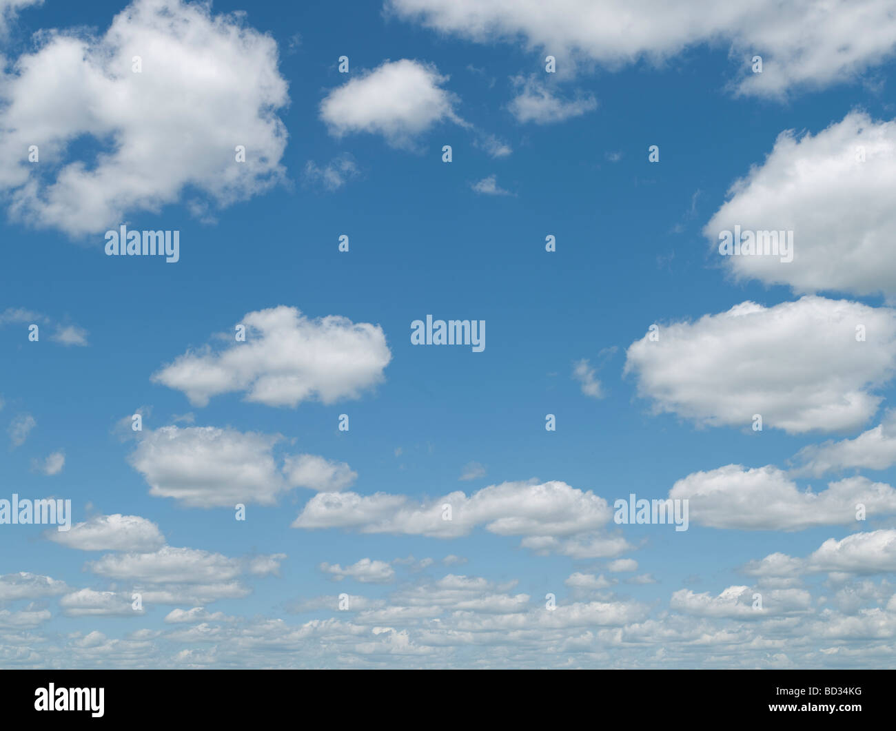 Blue Sky hinchadas nubes Foto de stock